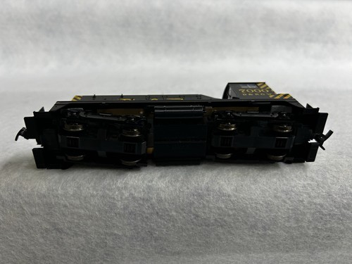 Nice KATO Rio Grande Railroad NW-2 Switcher Loco HO - Picture 10 of 13