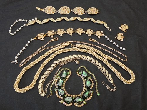 Vintage Jewelry Lot Bracelets Rings Necklaces Brooches. Some Gold/Silver