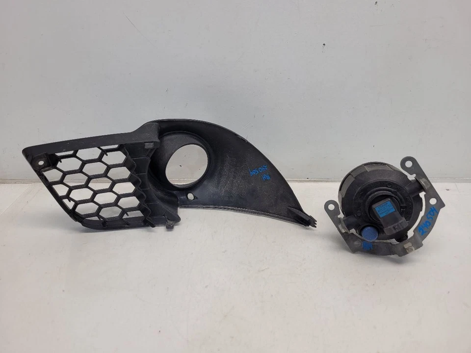 2008-15 Mitsubishi Lancer (Sedan / Ralliart) Passenger Right Fog Light W/ Bezel - Image 3 of 4