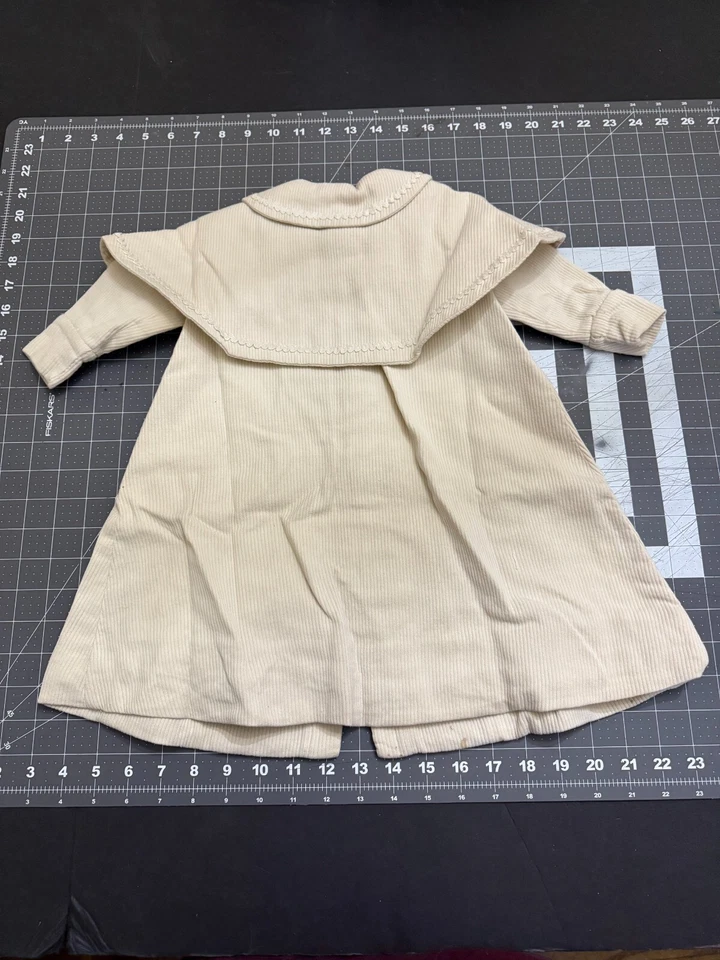 Antique Victorian circa 1900's Toddler White Coat with Mother Of Pearl Buttons - Image 4 of 4