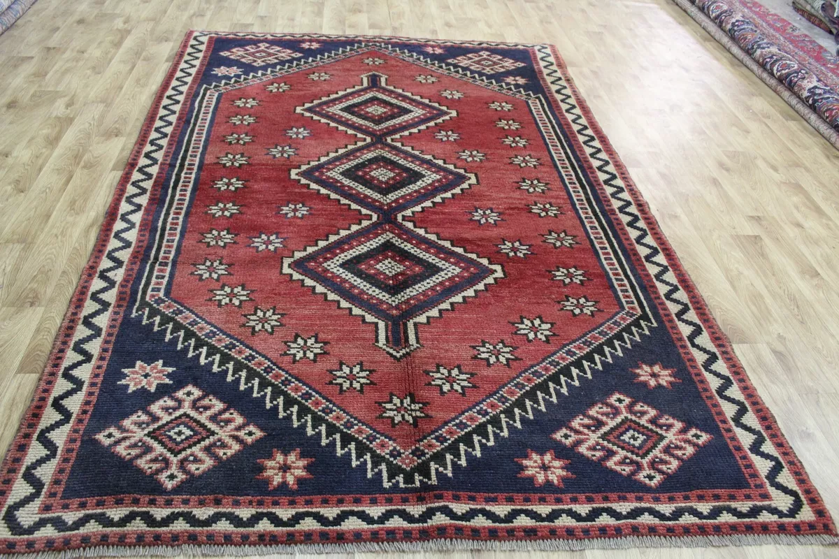 A Beautiful Handmade Persian Shiraz Qashqai Rug 290 x 195 cm