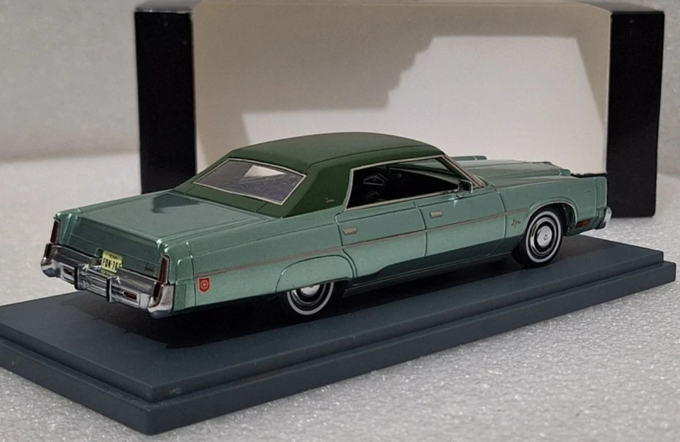 Chrysler Imperial Sedán 1975 4 puertas versión 1, 2 toneladas verde Met 1:43 Neo 44765 Foto 2 de 4