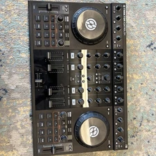 Native Instruments TRAKTOR KONTROL S4 DJ Controller