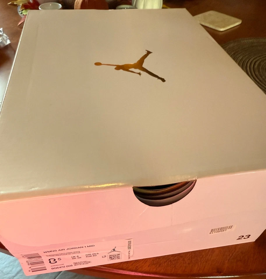 NUEVO EN CAJA-RARO Air Jordan 1 Mid Cactus Flower Negro, Blanco, Magenta BQ6472-005 W Talla 8.5 Foto 2 de 4