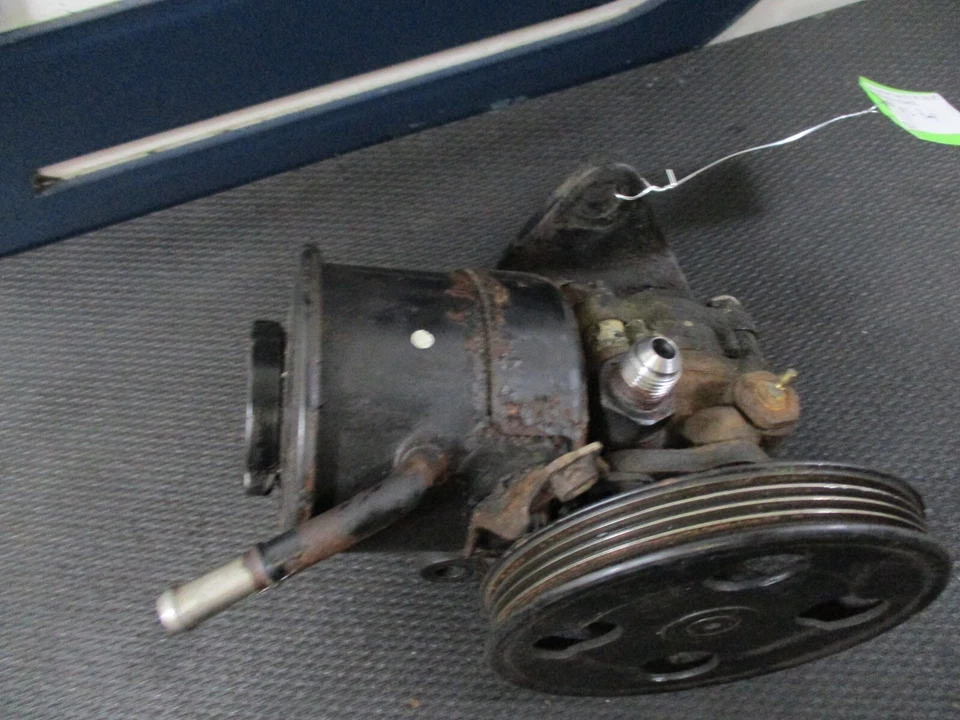 Mercury Capri 1991 - bomba de dirección asistida + depósito Foto 2 de 4