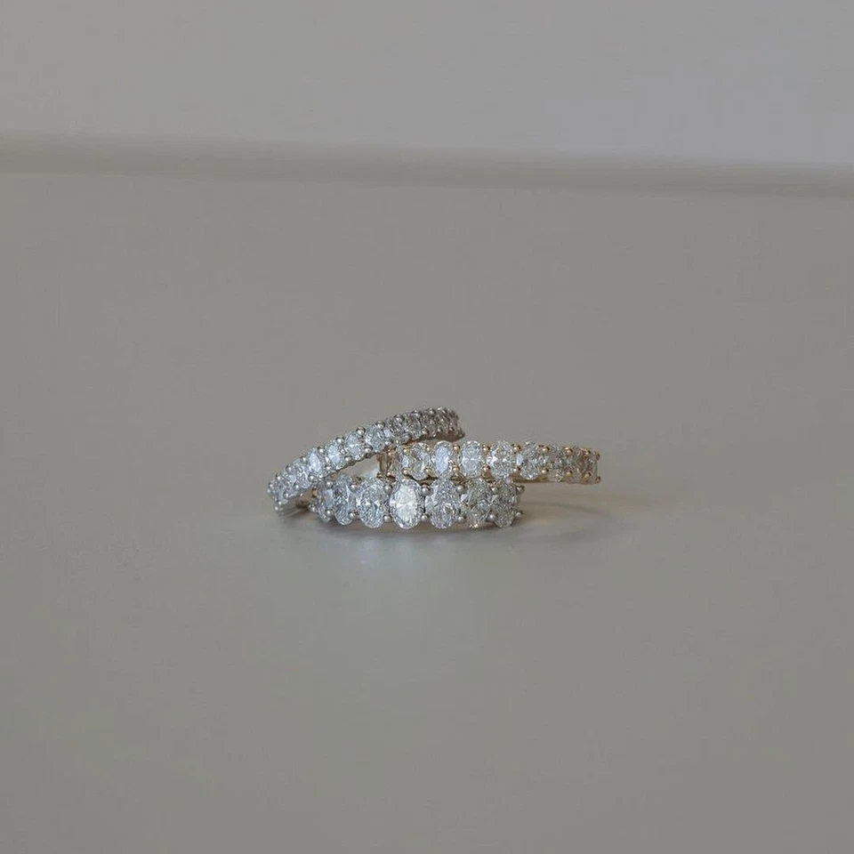 Alianza de boda de media eternidad de moissanita de corte ovalado, joyería nupcial, banda apilable Foto 3 de 4