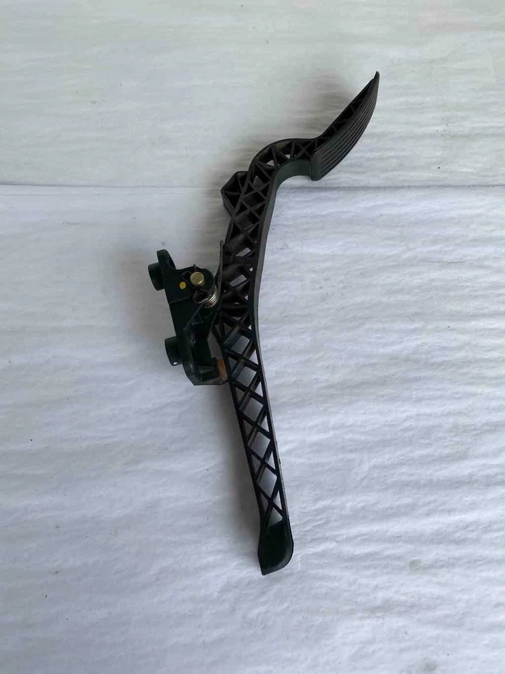 2003 HYUNDAI SONATA Front Floor Gas Accelerator Pedal Assembly G - Image 2 of 4