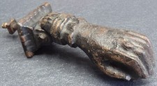 alter Eisen Kunstguss Türklopfer Hand Damenhand mit Ring eine Kugel haltend