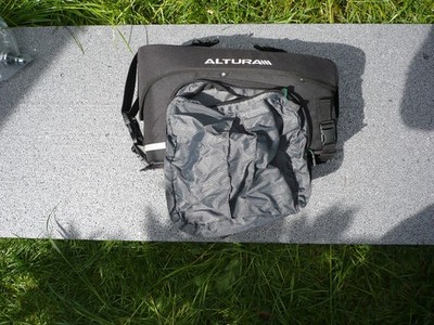Altura Arran Gepäckträgertasche 7 Liter mit Seitentaschen