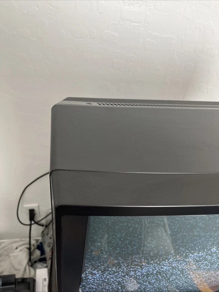 🤩 GRUNDIG 24” CRT Gaming Tv Made In France RCA inputs With Remote WORKING - Image 3 of 4