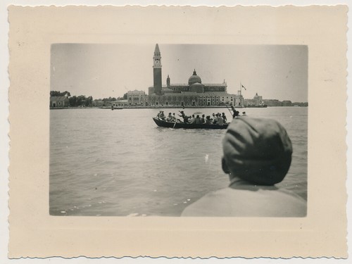FACELESS GONDOLA MAN BACK to CAMERA @ VENICE Italy ABSTRACT COMPOSITION photo - 第 1/1 張圖片