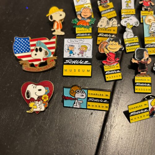 Lotto di 24 spille Peanuts Snoopy Charlz Schulz Museum PIns rare - Foto 6 di 7