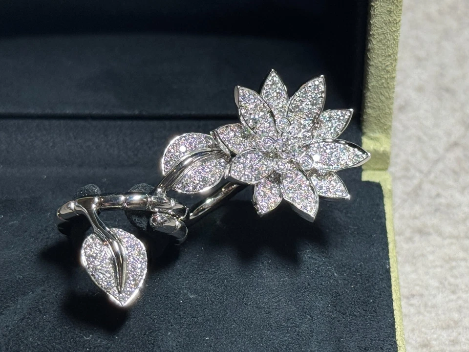 Anillo Van Cleef & Arpels Lotus Between the Finger Foto 4 de 4