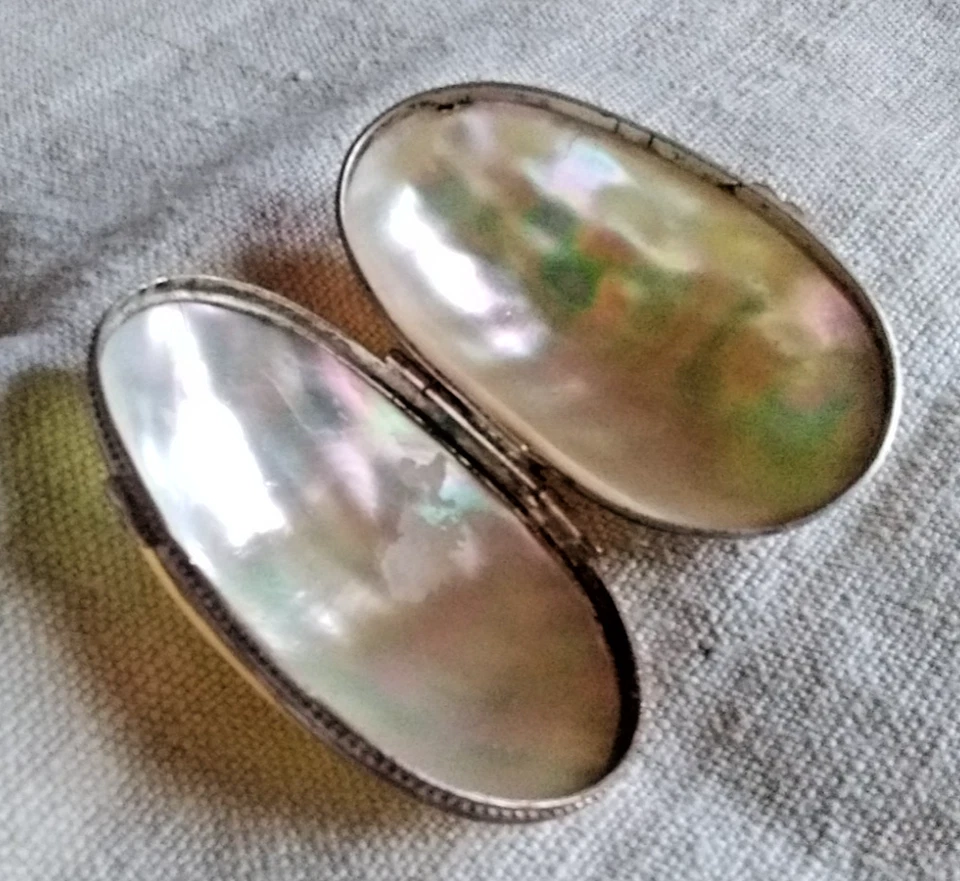 Ancienne boite en forme d'œuf en nacre ferrures en laiton doré porte chapelet - Photo 3/4