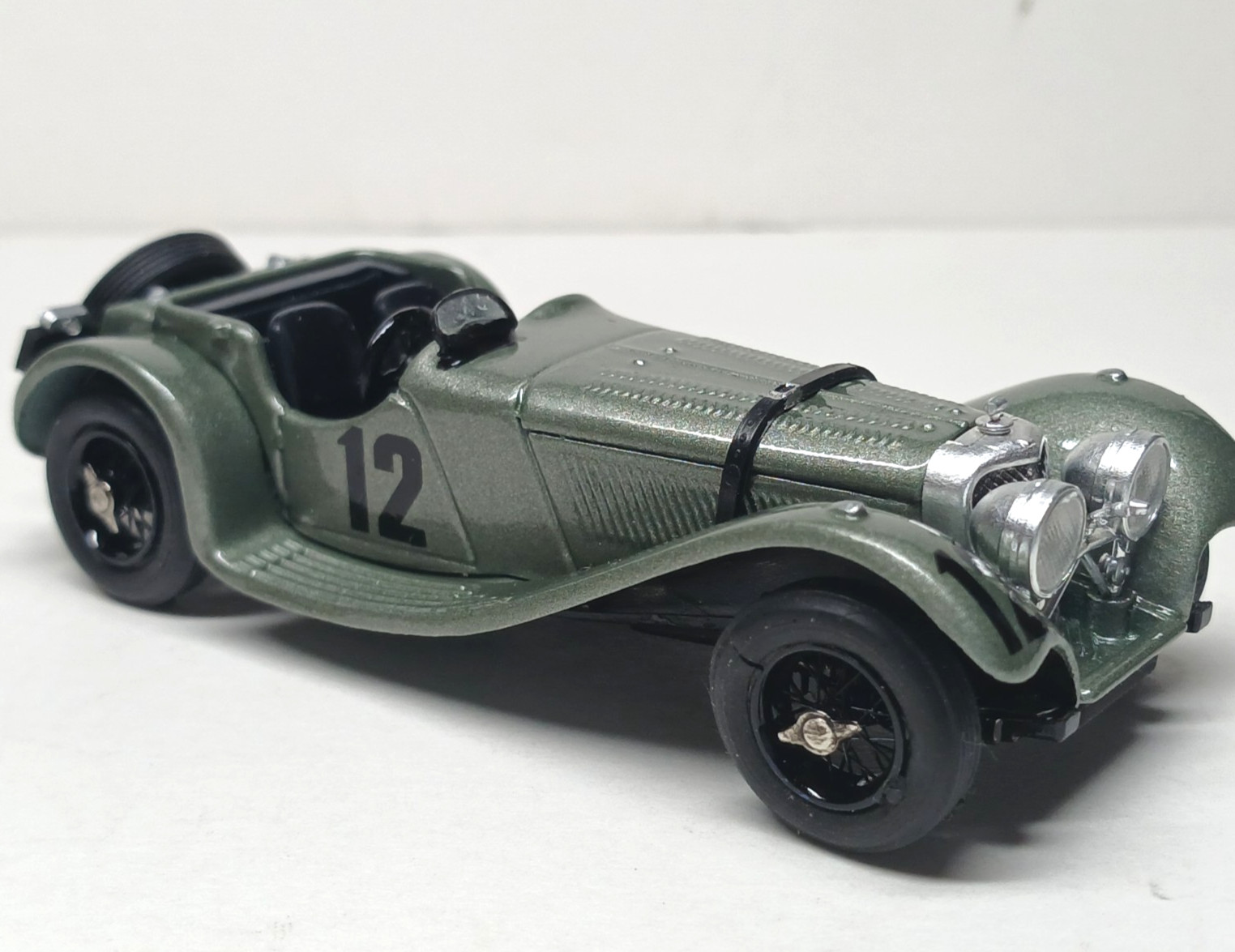 Jaguar SS 100 course 1/43 objet de décoration vintage pour bureau de passionné d'auto