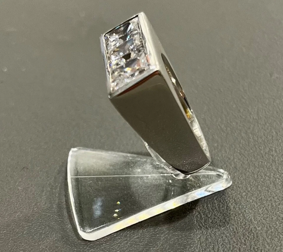 925/- Silberring mit simulierten Diamanten, Ringgröße 60, guter Zustand. - Bild 3 von 3