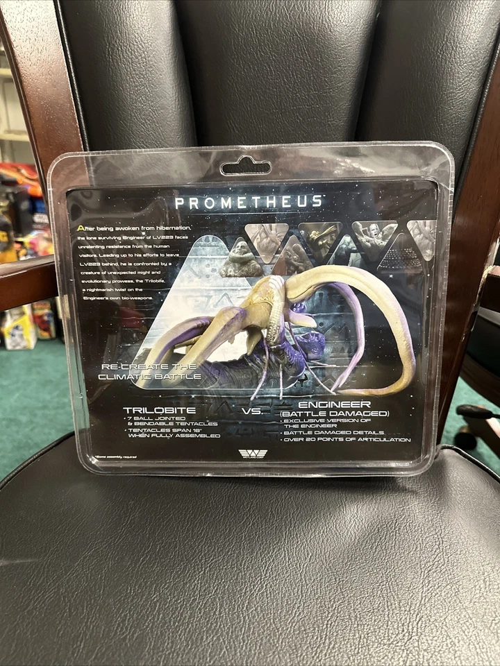 NECA Prometheus TRILOBITE vs ENGINEER Battle Damaged 2012 TRU EXCLUSIVE   sealed - Image 2 of 4