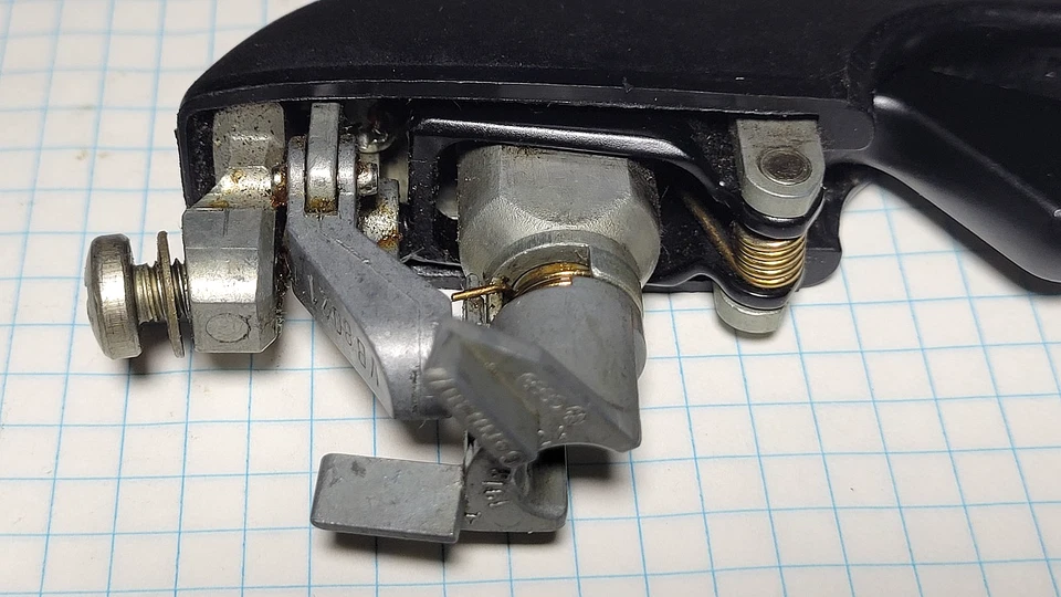 VW Rt Front Outer Door Handle w/ New Lock + 2 Keys Gently Used fits Many Models Foto 4 de 4