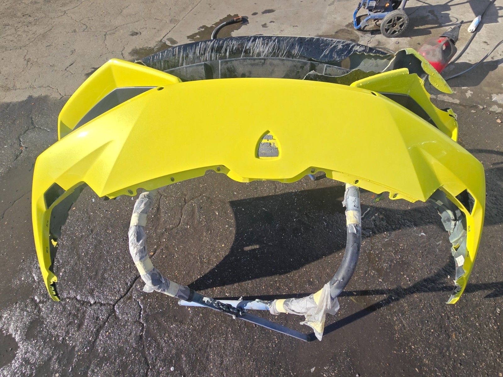 Damaged  2018 lamborghini bumper