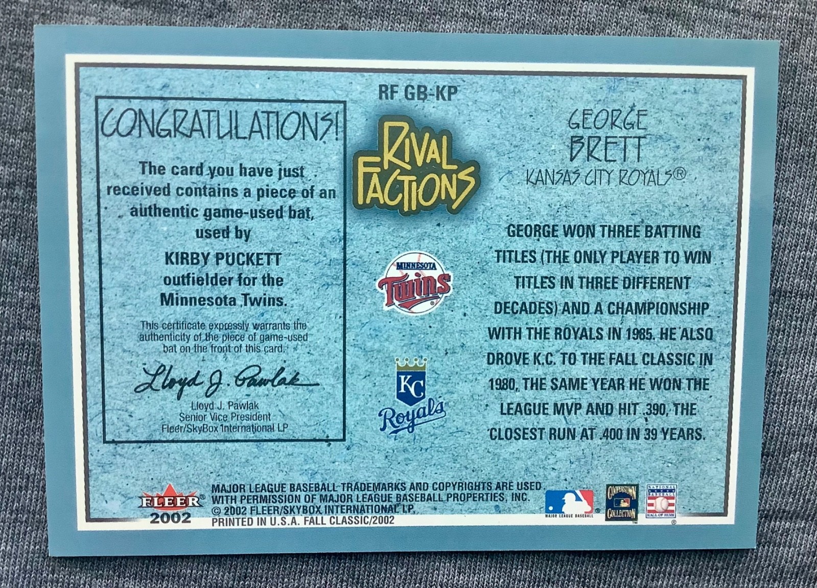 2002 Fleer Rival Factions Game Used Jersey Card George Brett/Kirby Puckett (BAT) view 2
