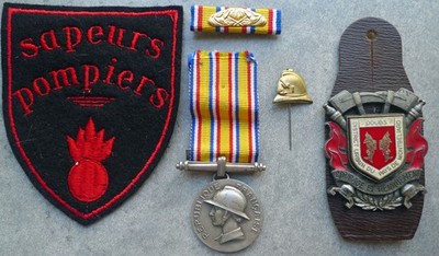 FEUERWEHR Abzeichen und SILBERMEDAILLE - (DOUBS)