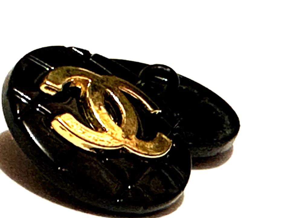 5 VINTAGE CHANEL KNÖPFE gesteppt Metalloptik schwarz & gold CC Logo, kultig, 20mm - Bild 4 von 4