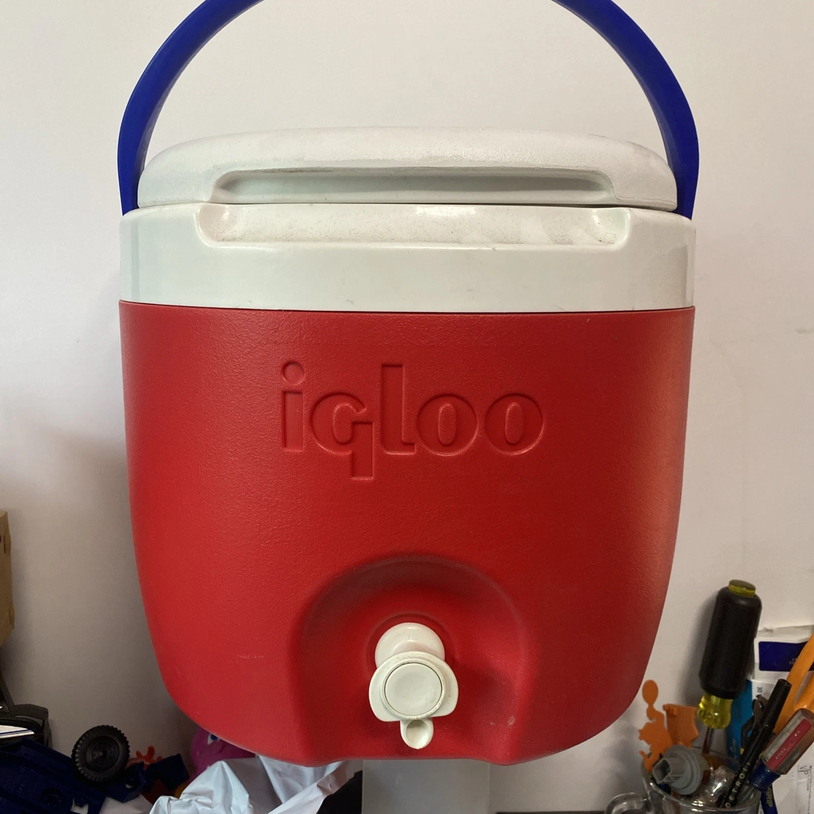 Igloo 2 Gallon Elite Push Spout Drink Water Cooler Jug Red /White Blue handle