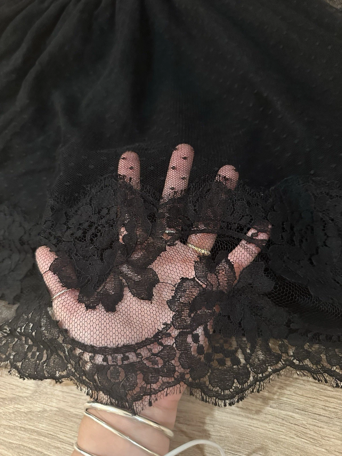 Abito Valentino rosso nero vita bassa pizzo bordo in tulle vestibilità svasata