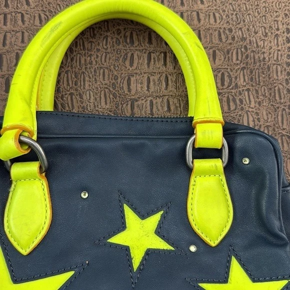 Bolso de mano pequeño Princesa Vera Wang azul marino amarillo neón estampado de estrellas Foto 2 de 4