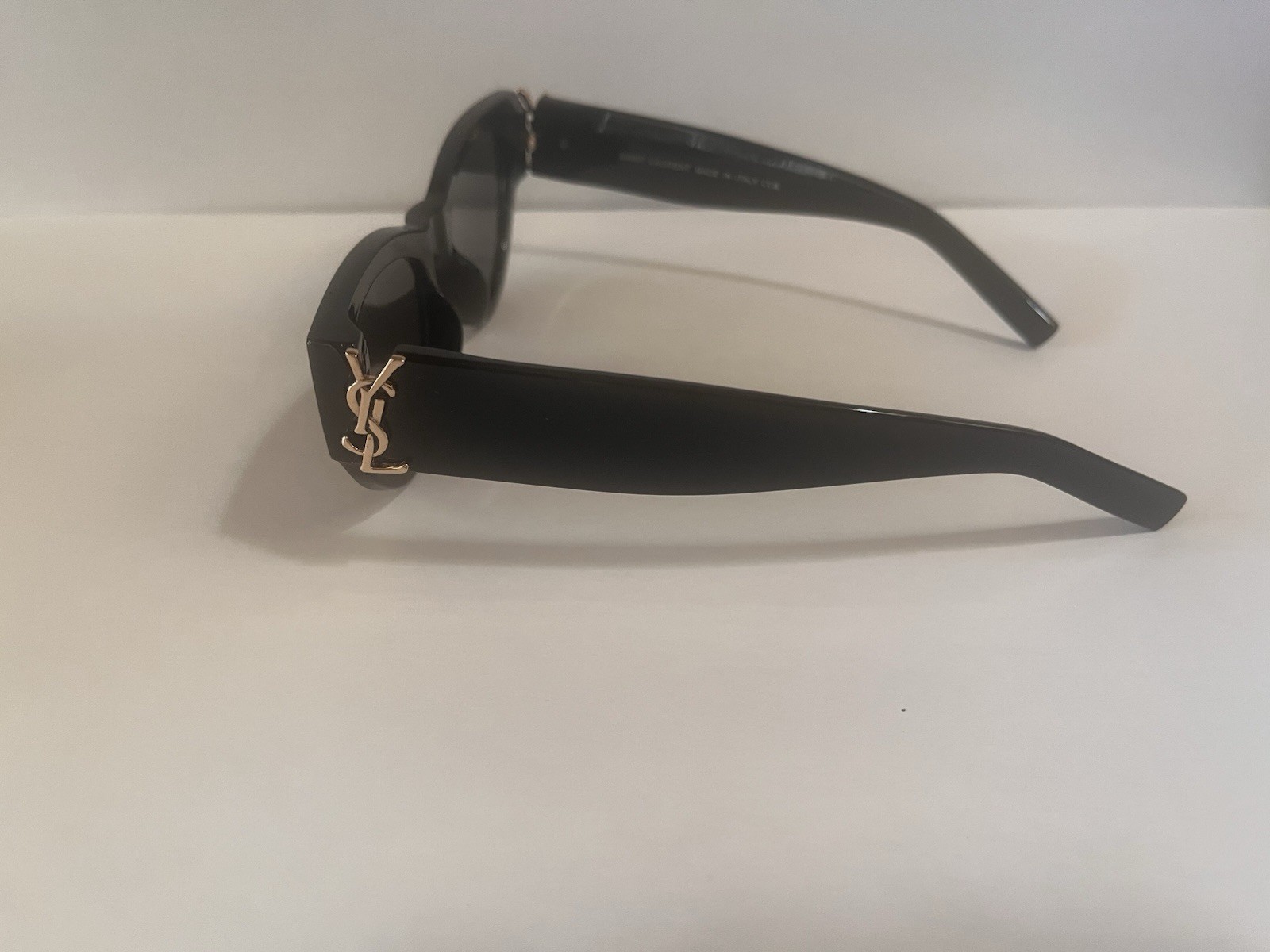 Occhiali da sole donna Yves Saint Laurent neri con logo YSL oro