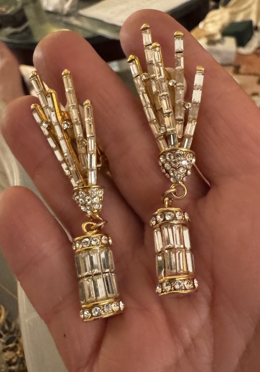 Vtg Unsigned Exquisite Rhinestone Clip Earrings D… - image 1