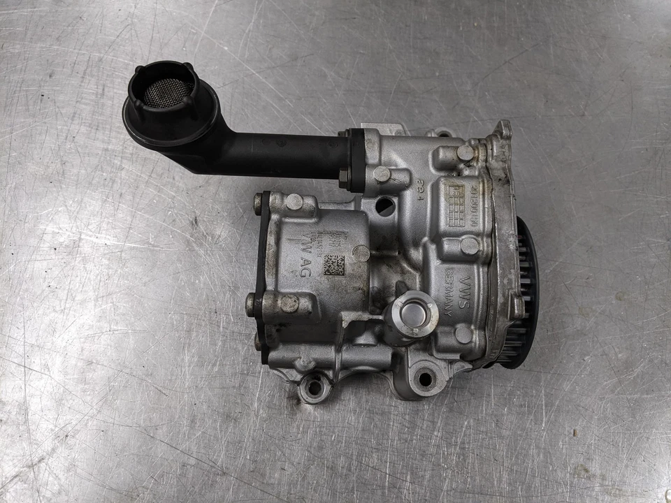 Engine Oil Pump From 2015 Volkswagen Golf 2.0 04L109105 Diesel CRUA - Image 2 of 4