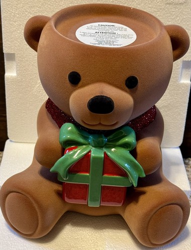 Brand New Bear with present 2024 pedestal 3 Wick Candle Bath body works - Picture 3 of 5