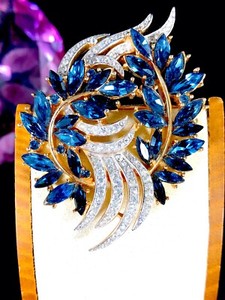 Authentic RARE CROWN TRIFARI GOLD-PLATED SAPPHIRE BLUE RHINESTONE STYLIZED WREATH BROOCH