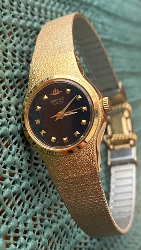 Vintage Seiko Women's Wrist Watch Gold Tone & Black Dial Japanese Quartz