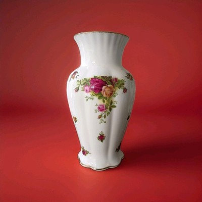 Royal Albert 9'' Tall Vase ''Old Country Roses'' 22K Gold Trim England Vintage 1962