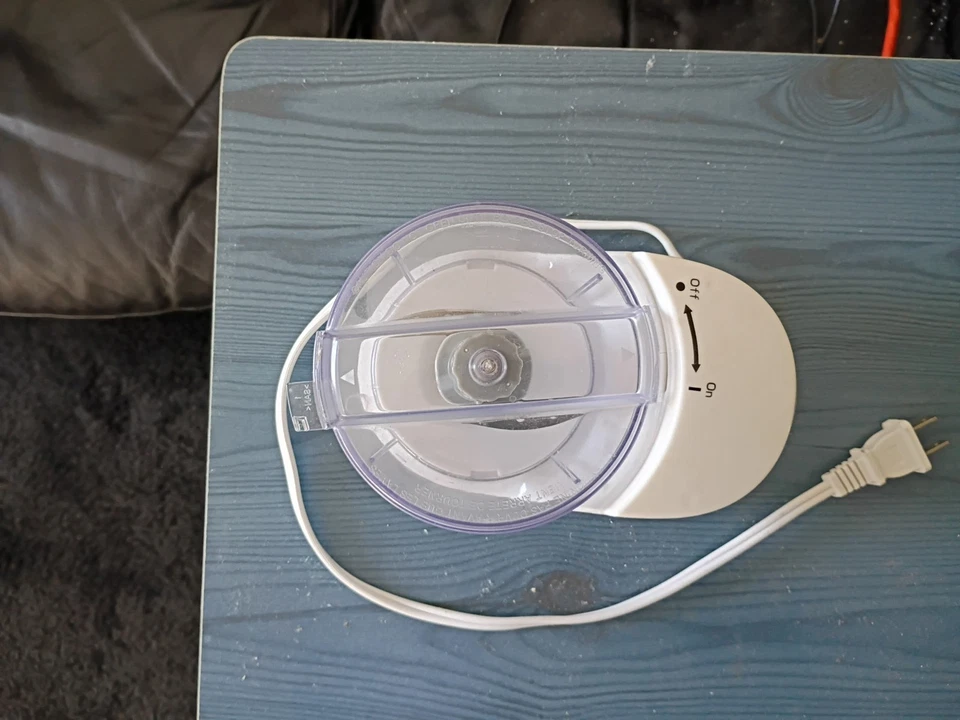 Mini picadora de alimentos Brentwood MC-109W 1,5 taza blanca Foto 2 de 4