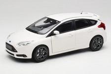 110082004 Ford Focus ST White Minichamps 1/18
