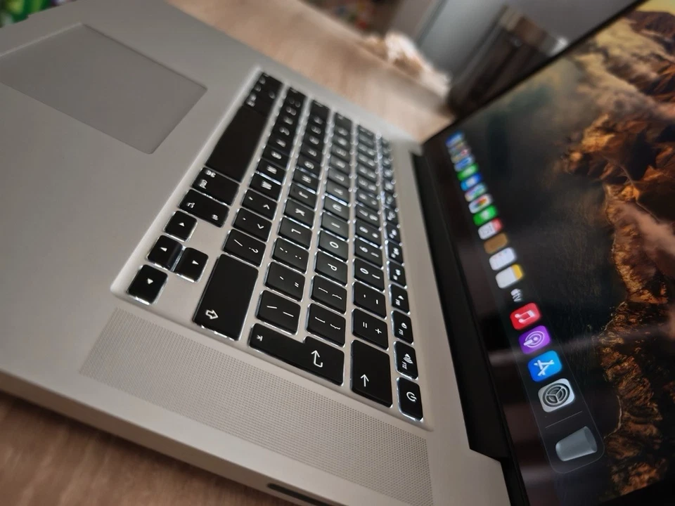 MacBook Pro 15 Zoll englisch Layout 1TB SSD i7 16GB QWERTY - Bild 3 von 3