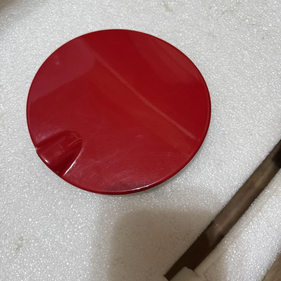 Chevy Sonic 2012-2024 puerta de combustible puerta de gas tapa de gas cubierta roja OEM 95483706 Foto 3 de 4