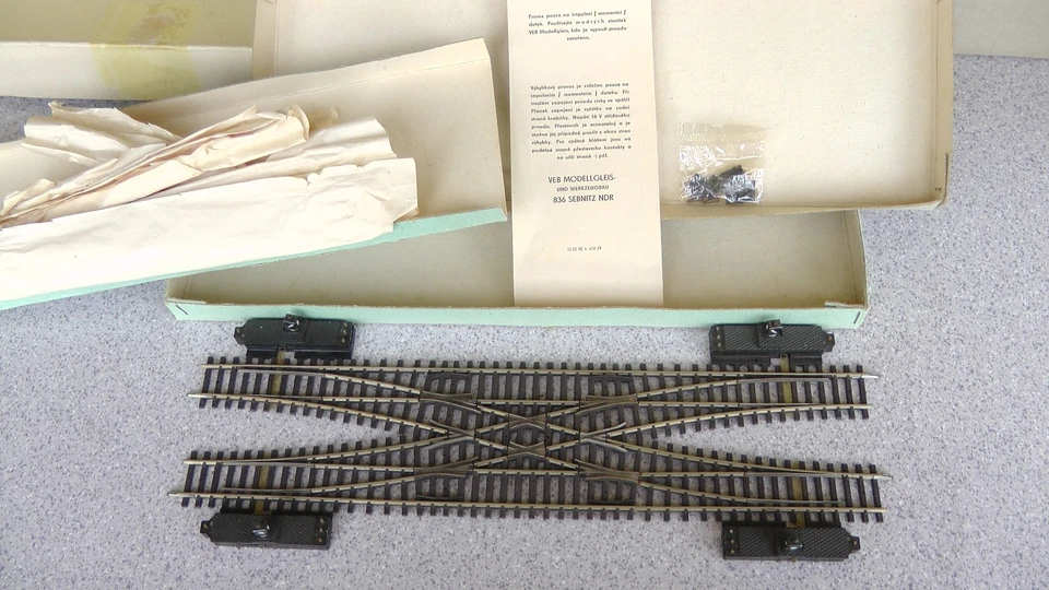 PILZ H0 Modellgleis Neusilber Doppelte Gleisverbindung Weichen Antriebe OVP neuw - Bild 4 von 4