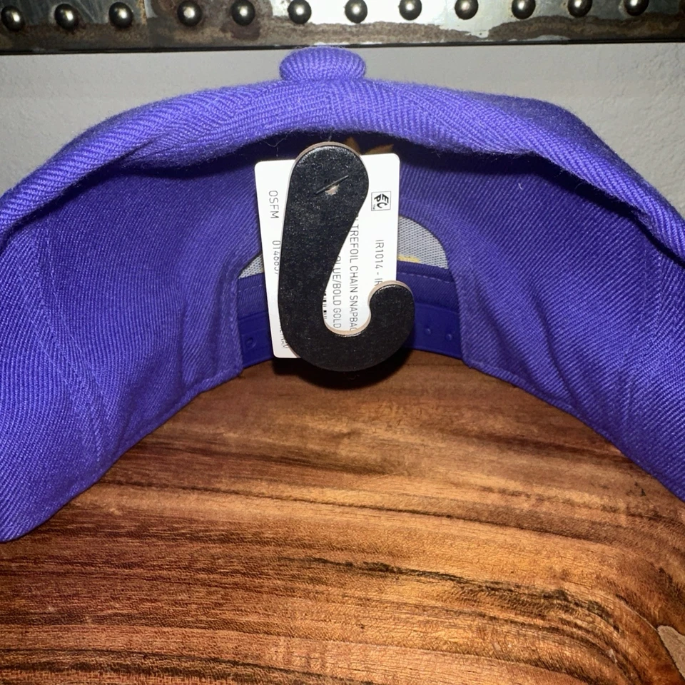 Adidas Para Hombre Originales Trifolio Cadena Snapback Ala Plana Sombrero Púrpura y Dorado. Foto 3 de 3