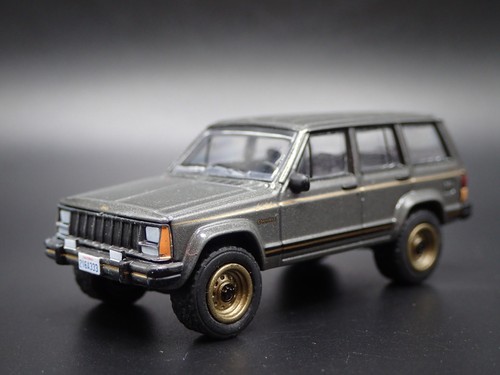 1984-2001 JEEP CHEROKEE LIMITED XJ 4 DOOR 1:64 SCALE DIORAMA DIECAST MODEL CAR - Picture 2 of 8
