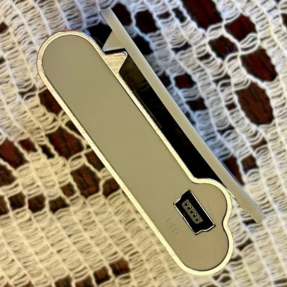 Eclipse Fit clip-on MP3 4 GB player small and rechargeable New 1.25 x 1.75 inch - Image 3 of 4