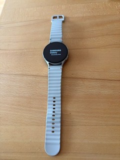 Samsung Galaxy Watch 7 44 mm (SM L310) mit zusätzlichen Armbändern in S/M