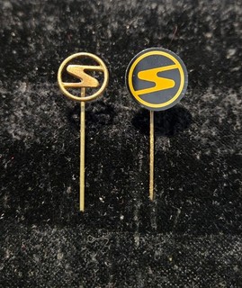 2 Alte Trabant Anstecknadeln / Stick Pin Badges.