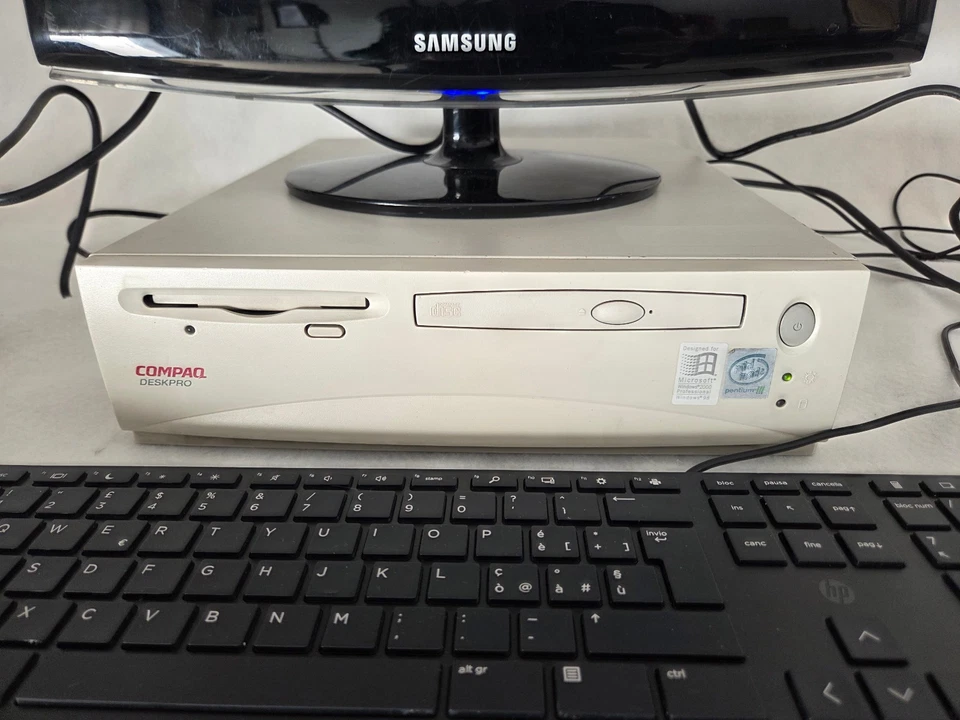 Compaq DeskPRO Pentium III 647Mhz con 512mb di Ram Hard disck 10Gb - Immagine 3 di 4
