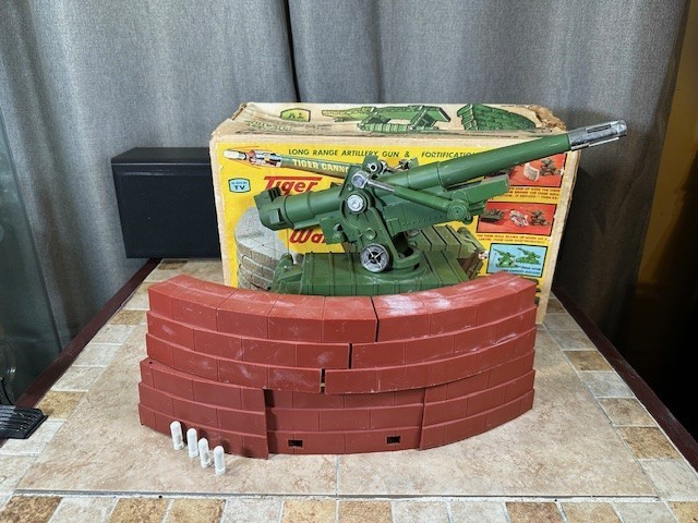 Tiger Cannon & Wall By Topper Toys.  Includes Box.