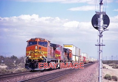 FOTO USA EISENBAHN BNSF 4994 WESTBOUND STACK TRAIN AT DAGGETT NADELN UNTERTEILUNG