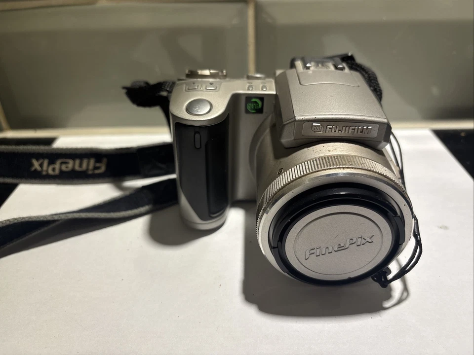 Fujifilm FinePix 4900 Zoom Digital Camera + Charger, photo 4 of 5